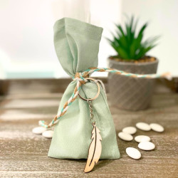 Χειροποίητη μπομπονιέρα πουγγί με μπρελόκ φτερό ΜΠΟΝ194 Χειροποίητη μπομπονιέρα πουγγί με μπρελόκ φτερό ΜΠΟΝ194