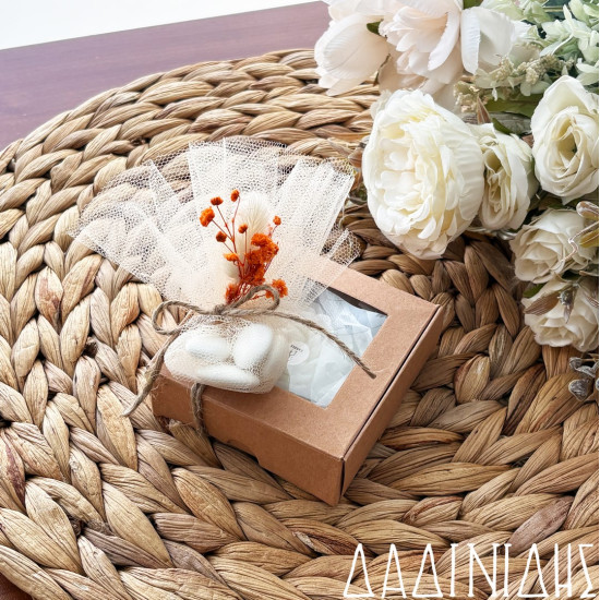 Μπομπονιέρα κεράκι παιώνια σε κουτί με αποξηραμένα ΜΠΟΝ234