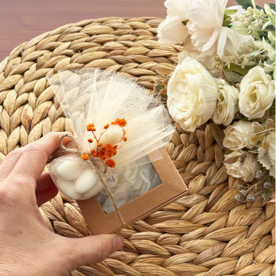 Μπομπονιέρα κεράκι παιώνια σε κουτί με αποξηραμένα ΜΠΟΝ234