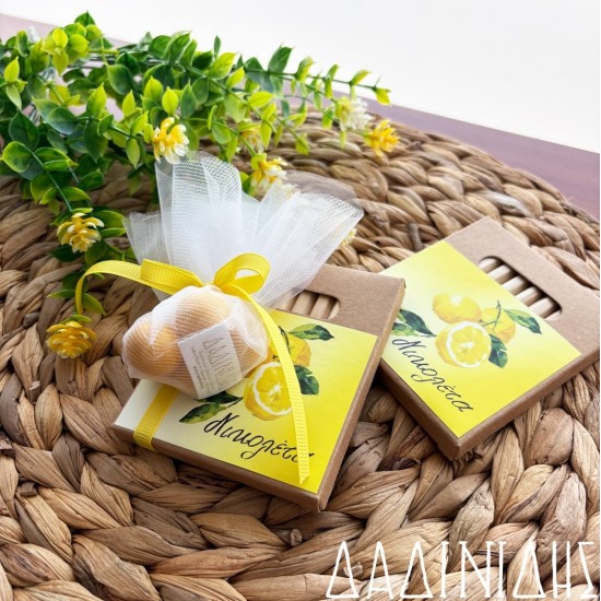 Μπομπονιέρα ξυλομπογιές με θεματικό αυτοκόλλητο ΜΠΟΝ260