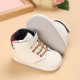 Βρεφικό sneaker λευκό με καρό λεπτομέρεια ΠΑΑ644